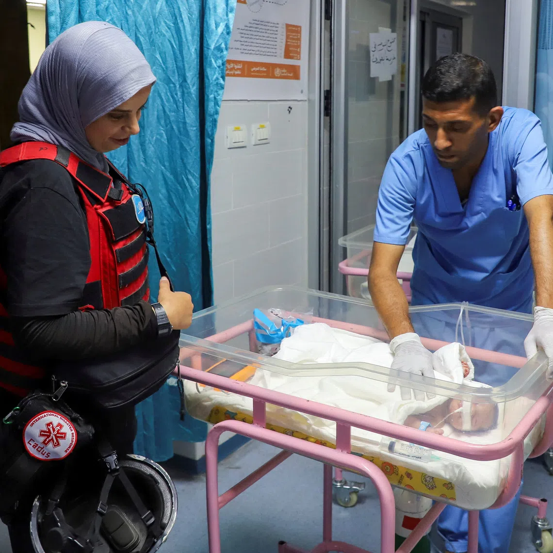 A medical worker prepares to evacuate a premature baby from Al Helo International Hospital to be transported to a hospital in southern Gaza for further medical care, amid an Israeli military operation, in Gaza City October 3, 2025. REUTERS/Ebrahim Hajjaj