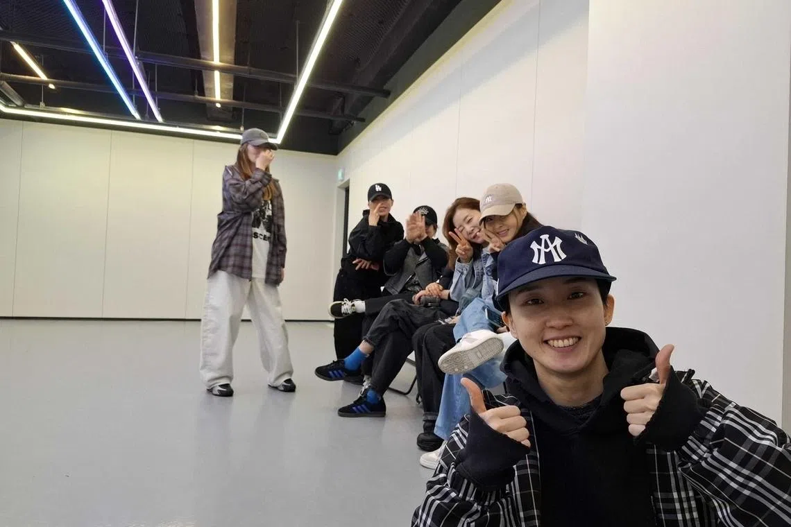 Yang Jin-kyung (front) and her students at a Hongdae studio.