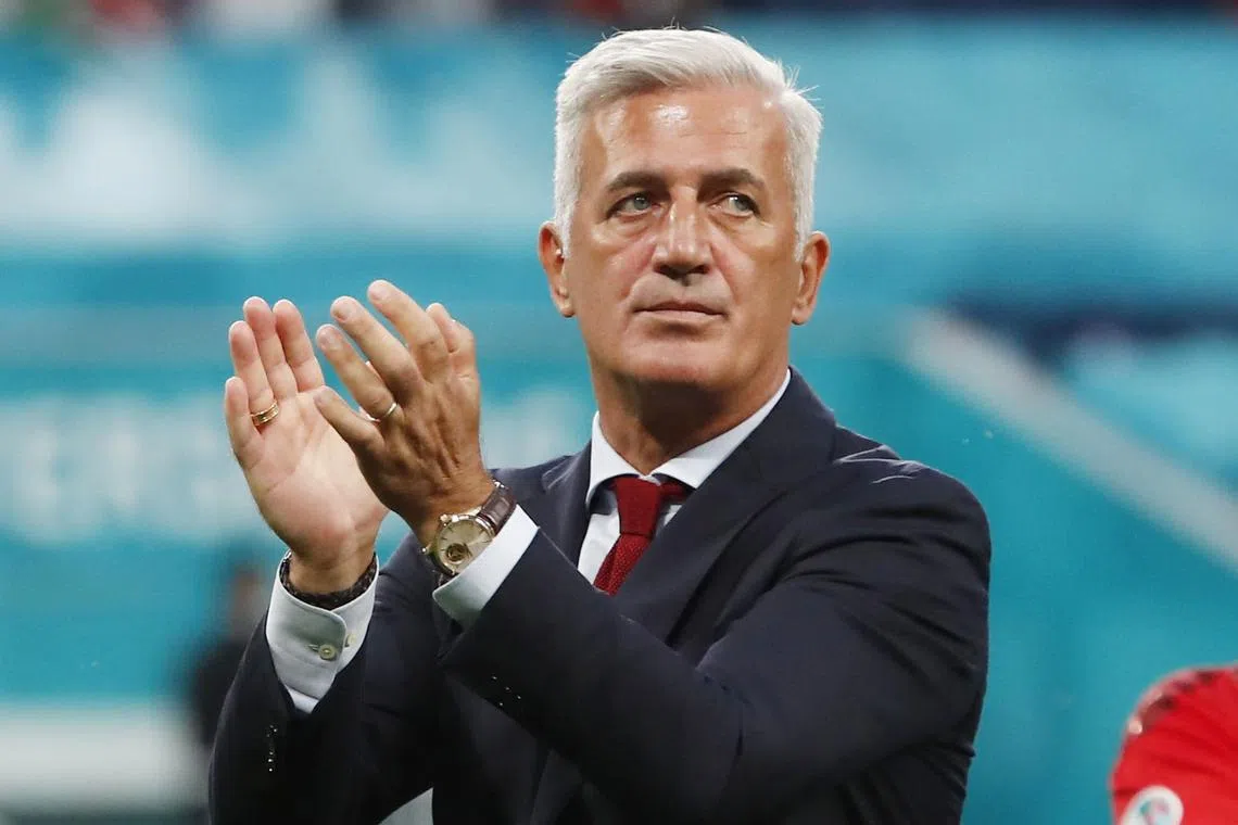 Soccer Football - Euro 2020 - Quarter Final - Switzerland v Spain - Saint Petersburg Stadium, Saint Petersburg, Russia - July 2, 2021  Switzerland coach Vladimir Petkovic applauds fans after the match Pool via REUTERS/Maxim Shemetov/File Photo