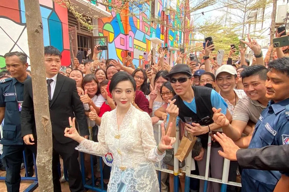 bingbing16 - Chinese actress Fan Bingbing meeting fans in Melaka on June 14.



Credit: SIN CHEW DAILY