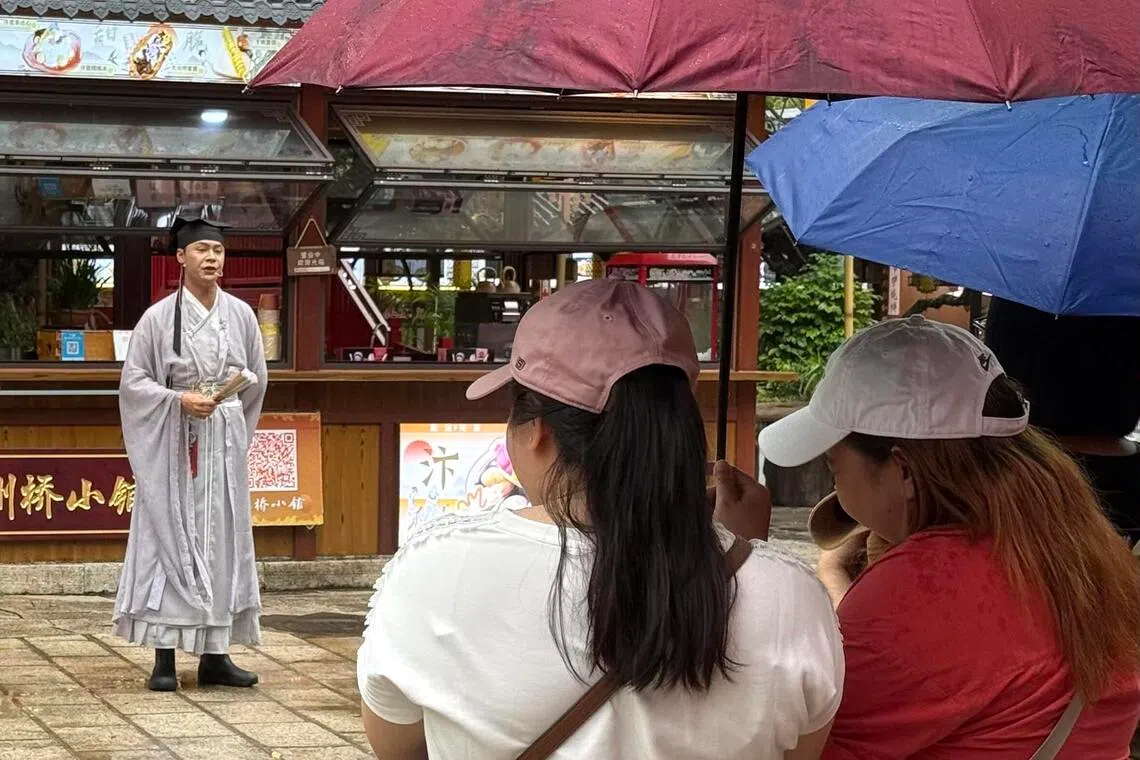 Yao Fanchengplays ancient Chinese poet Su Shi at the China Folk Culture Village in Shenzhen.