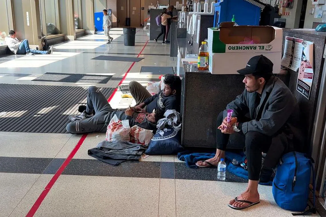 Migrants, without a place to stay upon arrival in the city, seek safe shelter inside the District 12 station of the Chicago Police Department in Chicago, Illinois, U.S. May 17, 2023.  REUTERS/Eric Cox/File Photo