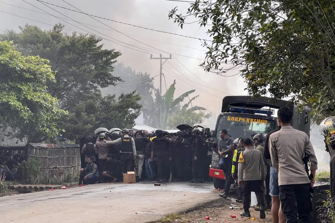 Police officers dispersing people in Wamena in the eastern region of Papua, on Feb 23.