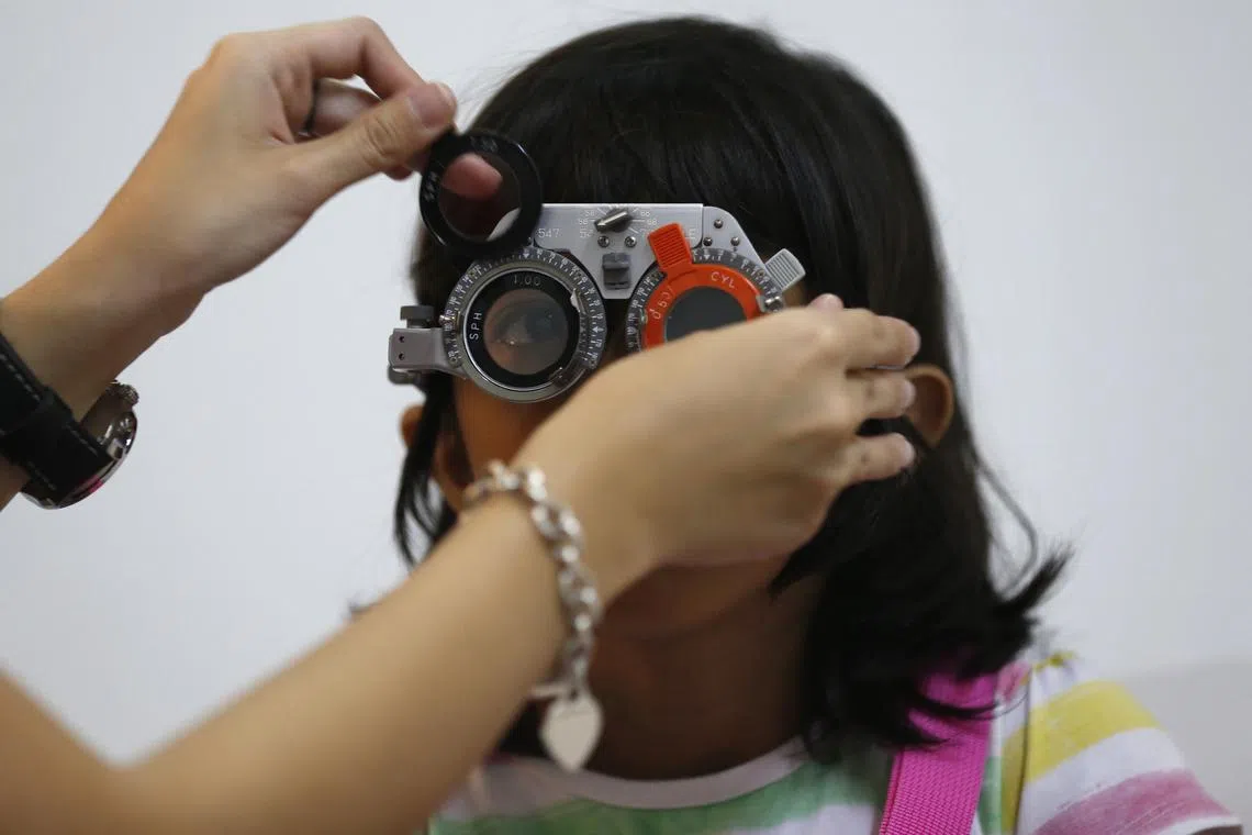 To prevent myopia, young children should spend more time outdoors in natural light and limit the time spent on near work, such as looking at screens.