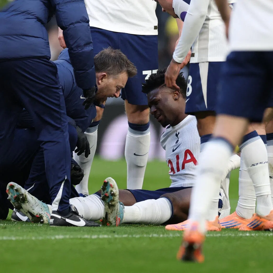 Soccer Football - Premier League - Tottenham Hotspur v Sunderland - Tottenham Hotspur Stadium, London, Britain - January 4, 2026 Tottenham Hotspur's Mohammed Kudus receives medical attention after sustaining an injury Action Images via Reuters/Paul Childs