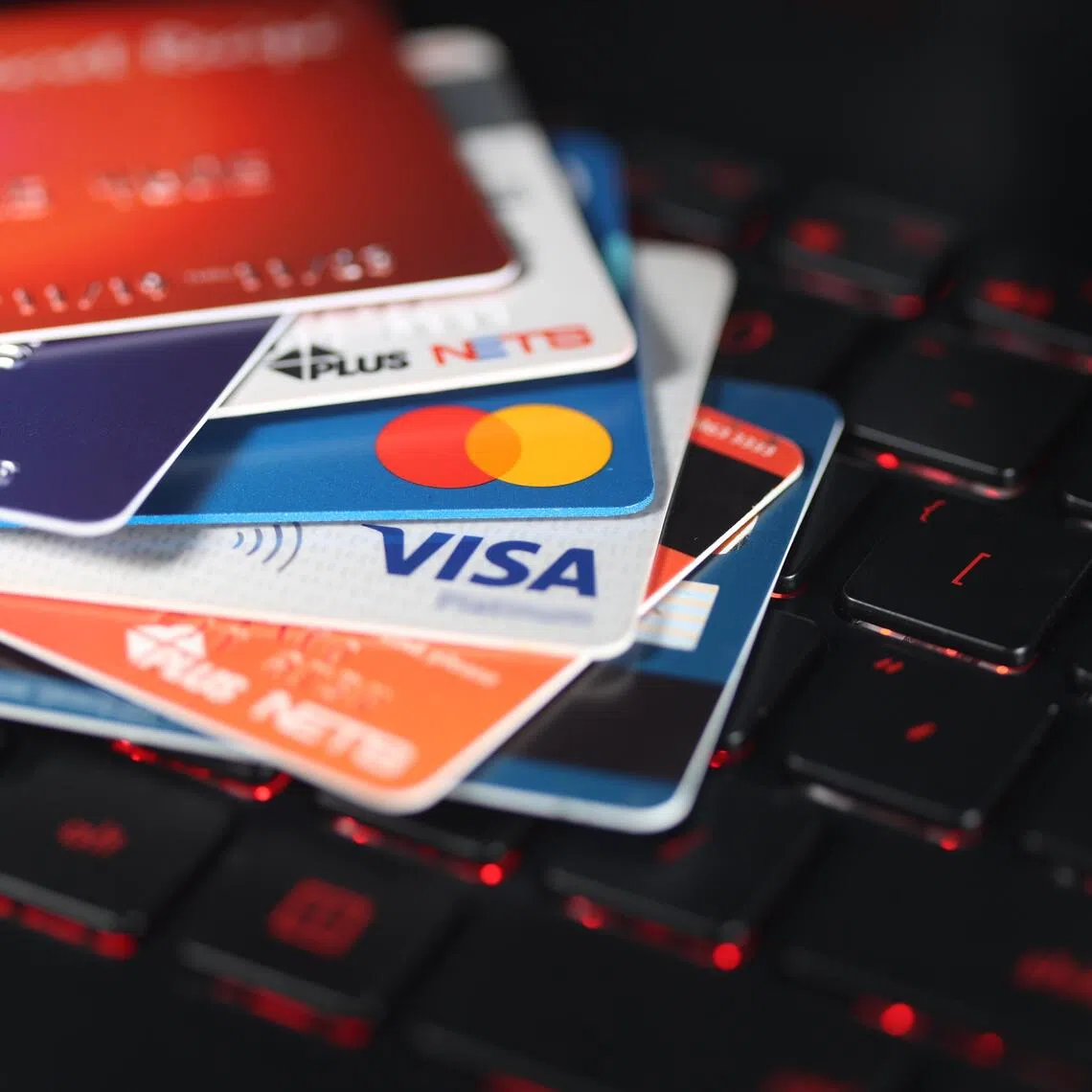 各家银行的信用卡（Credit Cards）。