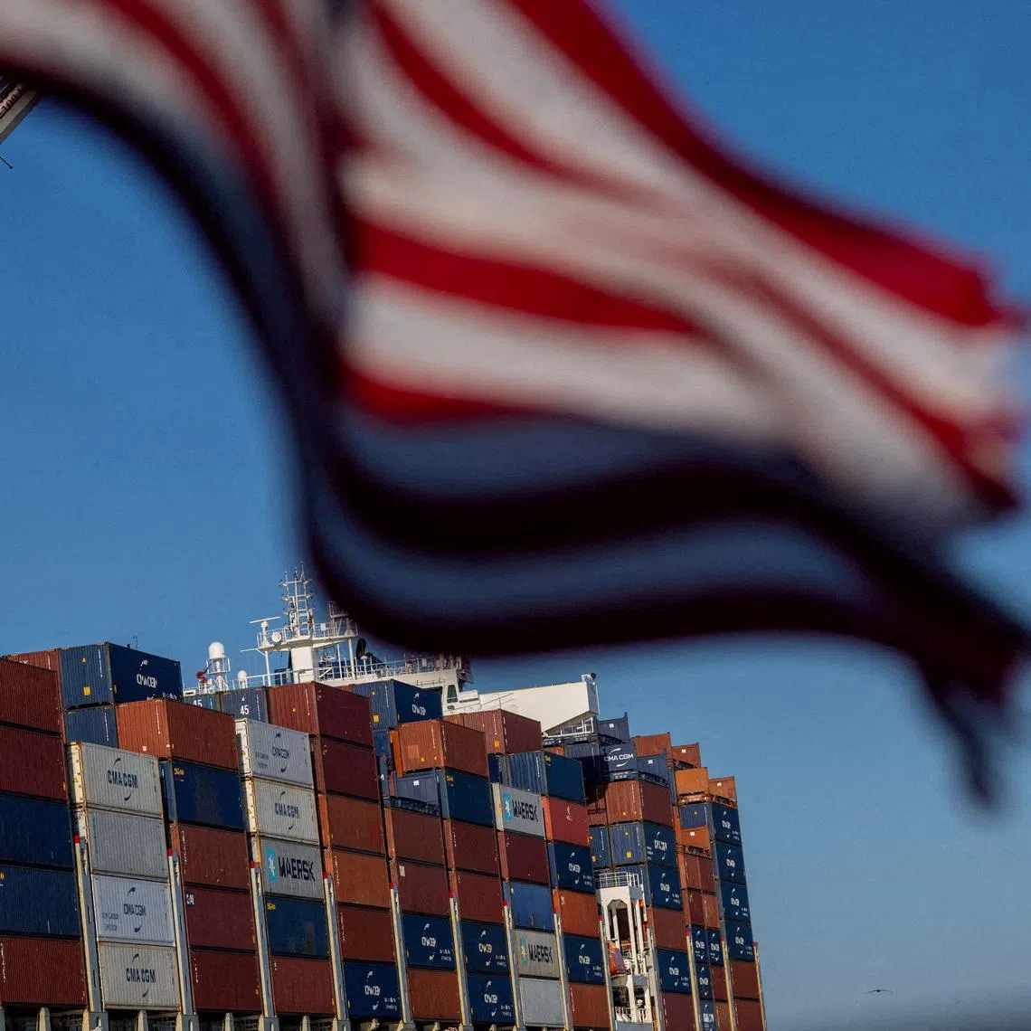 FILE PHOTO: A cargo ship full of shipping containers is seen at the port of Oakland, California, U.S., August 4, 2025. REUTERS/Carlos Barria/File Photo