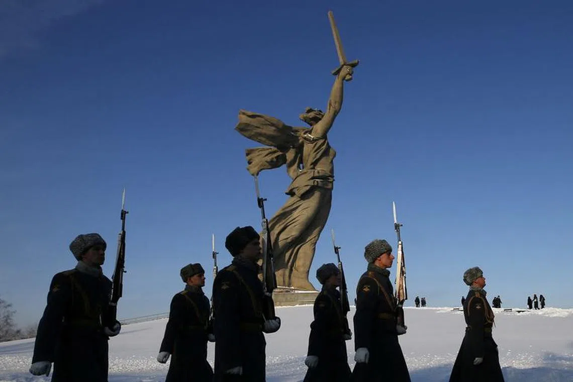 FILE PHOTO: Honour guards march past “The Motherland Calls” monument during an event to commemorate the 75th anniversary of the battle of Stalingrad in World War Two, at the Mamayev Kurgan memorial complex in the city of Volgograd, Russia February 2, 2018. REUTERS/Maxim Shemetov/File Photo