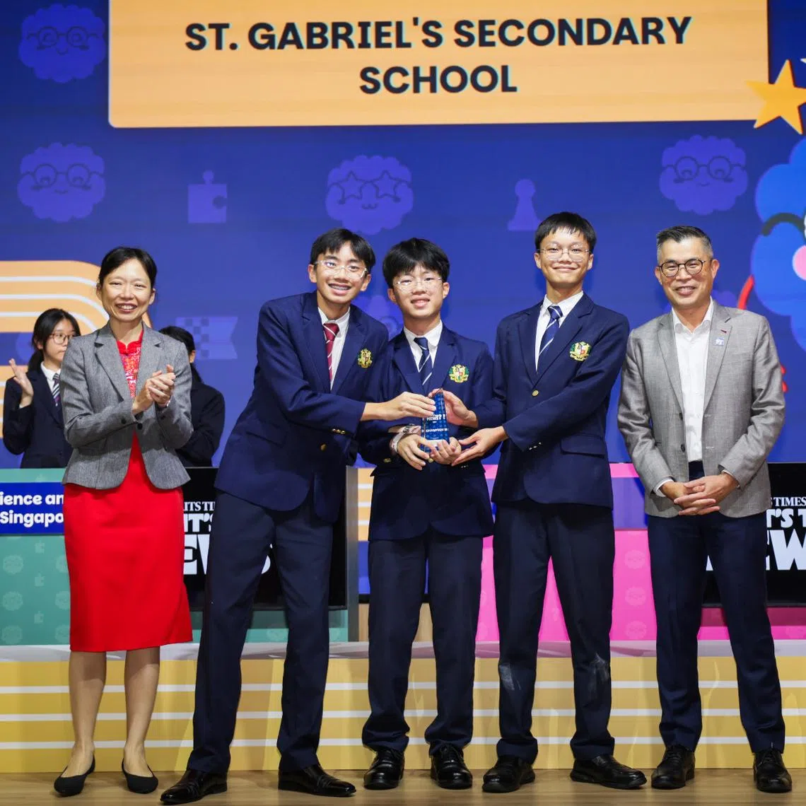 Ms Jasmin Lau, Minister of State, Ministry of Education & Ministry of Digital Development and Information, and ST editor Jaime Ho with the winning team from St. Gabriel’s Secondary School during the final round of ST’s What’s The News? quiz competition on May 26.