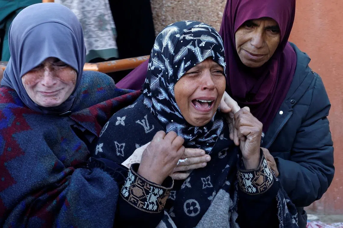 Mourners react during the funeral of Palestinians killed in Israeli strikes, amid the Israel-Hamas conflict, in Khan Younis, in the southern Gaza Strip January 8, 2025. REUTERS/Mohammed Salem