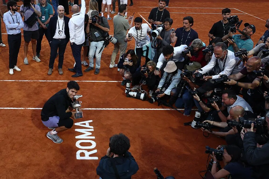 Once again all eyes are on Carlos Alcaraz, who won in Rome and is the favourite for Paris. 