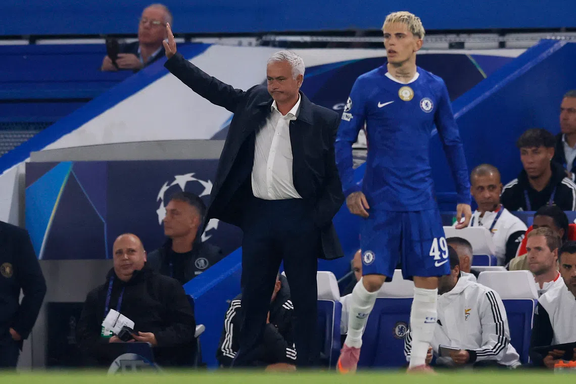 Soccer Football - UEFA Champions League - Chelsea v Benfica - Stamford Bridge, London, Britain - September 30, 2025 Benfica coach Jose Mourinho reacts alongside Chelsea's Alejandro Garnacho Action Images via Reuters/Andrew Couldridge