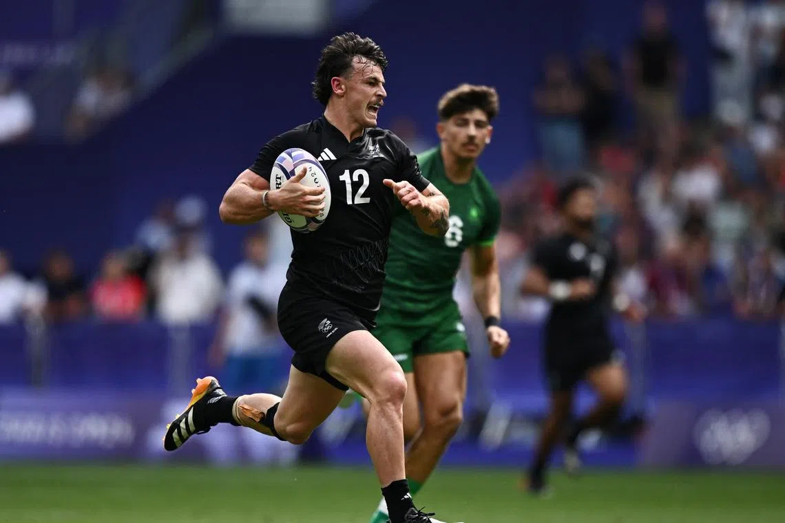 FILE PHOTO: Paris 2024 Olympics - Rugby Sevens - Men's Pool A - New Zealand vs Ireland - Stade de France, Saint-Denis, France - July 25, 2024. Leroy Carter of New Zealand in action before scoring their first try. REUTERS/Dylan Martinez/File Photo