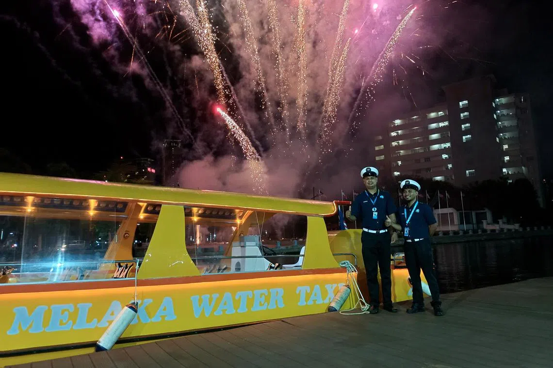 PPSPM launching the Melaka Water Taxi service at Dataran Pengakalan Rama in Melaka.

MELAKA, 17 Mei -- Perbadanan Pembangunan Sungai dan Pantai Melaka (PPSPM) memperkenalkan perkhidmatan Melaka Water Taxi yang sebelum ini dikenali Bot Loncat-Loncat sempena sambutan rumah terbuka Aidilfitri di Pengakalan Rama di sini malam tadi. --fotoBERNAMA (2023) HAK CIPTA TERPELIHARA