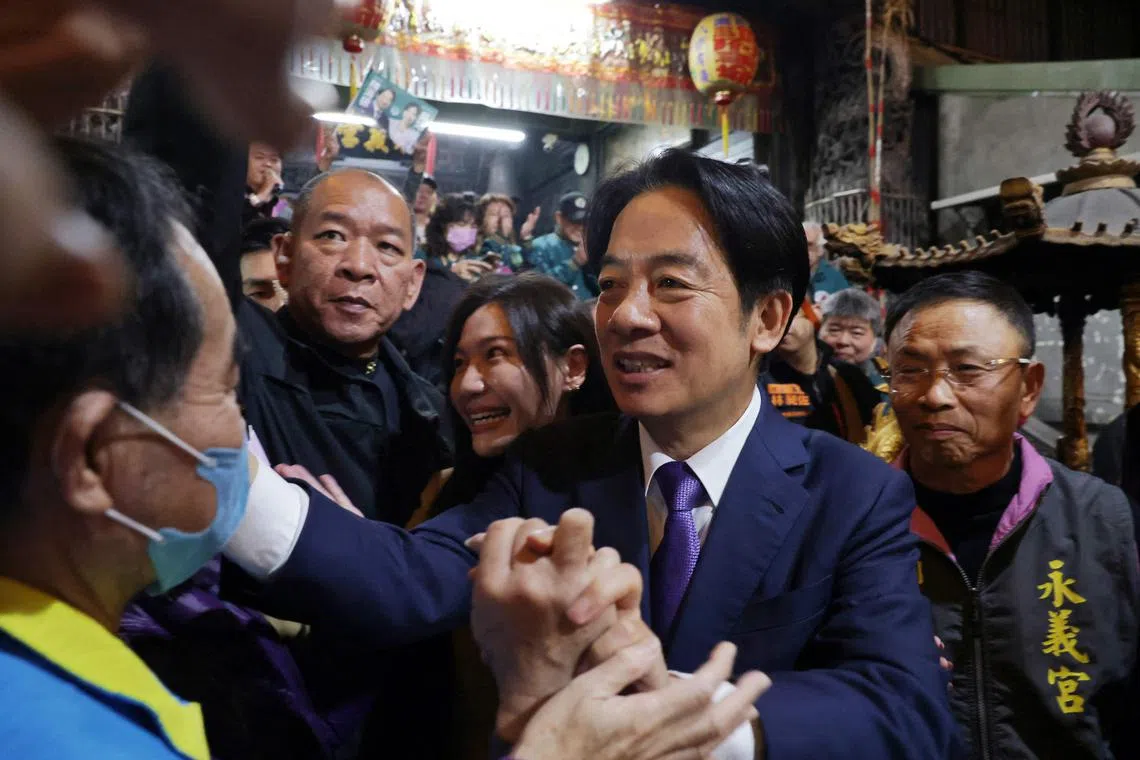 Poll findings show Democratic Progressive Party presidential candidate Lai Ching-te (centre) and his running-mate have 40.0% of support.