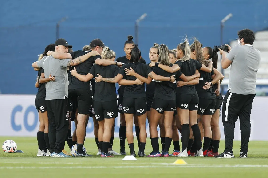 FILE PHOTO: Soccer Football - Women´s Copa Libertadores - Final - Independiente de Santa Fe v Corinthians - Estadio Gran Parque Central, Montevideo, Uruguay - November 21, 2021 Corinthians players team huddle during the warm up REUTERS/Mariana Greif/File Photo