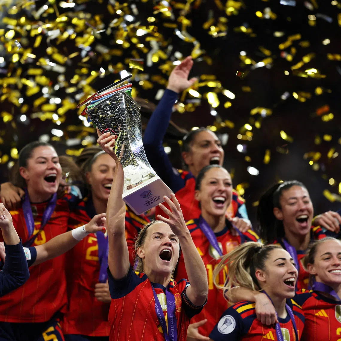 Soccer Football - UEFA Women's Nations League - Final - Second Leg - Spain v Germany - Riyadh Air Metropolitano, Madrid, Spain - December 2, 2025 Spain's Irene Paredes lifts the trophy as she celebrates winning the UEFA Women's Nations League final with teammates REUTERS/Violeta Santos Moura