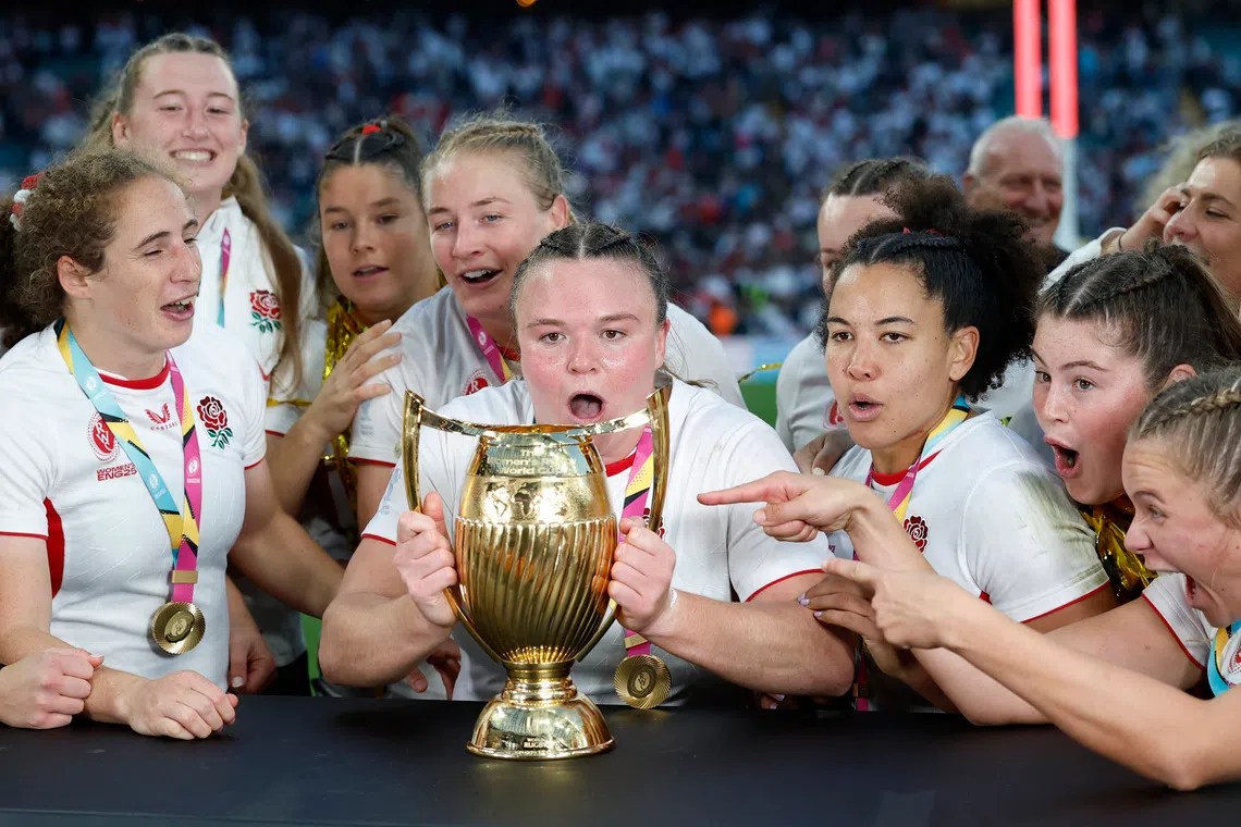 Rugby Union - Women's World Cup 2025 - Final - Canada v England - Allianz Stadium, Twickenham, London, Britain - September 27, 2025 England's Sarah Bern holds the trophy as she celebrates with Abby Dow, Tatyana Heard, Maud Muir and Zoe Aldcroft after winning the final Action Images via Reuters/Peter Cziborra