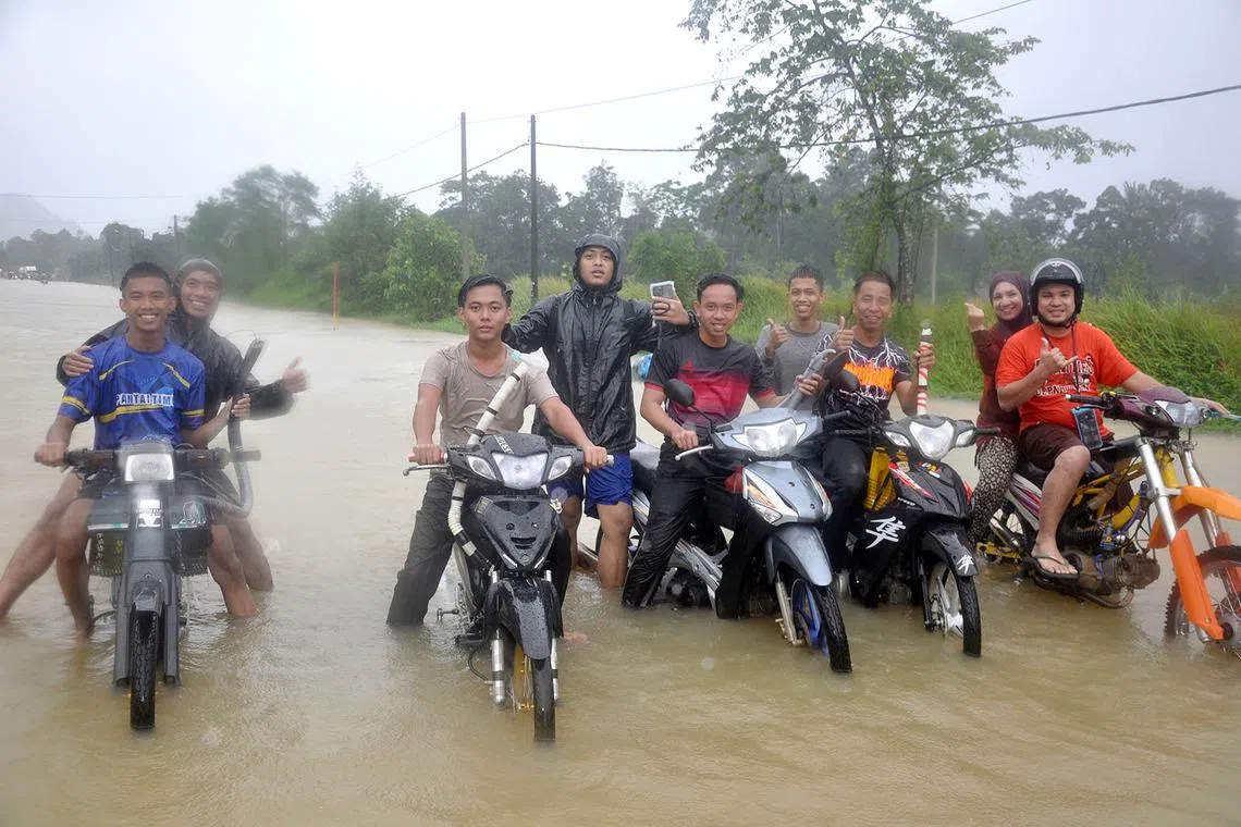 JERTIH, 26 Dis -- Penjawat awam, Mohd Yusri Mat Yusof,28, (kanan) dan isterinya, Zalikha Zulkifli, 28, menaiki motosikal jenis Honda Wave 110 yang diubahsuai untuk meredah banjir di Kampung Jerebun, Hulu Besut lewat petang semalam.

Trend ubahsuai motosikal untuk meredah air banjir kini semakin popular di kalangan segelintir pemilik motosikal di daerah ini terumata yang tinggal di kawasan yang sering terlibat dengan banjir. 

Mereka berbuat demikian bagi memudahkan pergerakan harian terutama untuk pergi membeli keperluan harian atau beriadah bermain banjir.

-- fotoBERNAMA (2023) HAK CIPTA TERPELIHARA