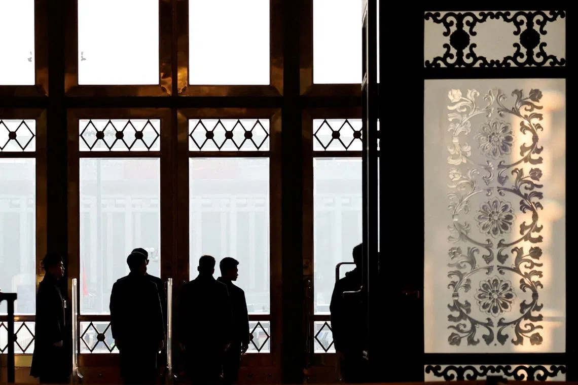 Foto de arquivo: Pessoal de segurança Continua vigiando na segunda sessão plenária do Congresso Popular Nacional (NPC), no Grande Hall do Povo em Pequim, China, 8 de março de 2025. Reuters/Tingshu Wang/Filme Foto