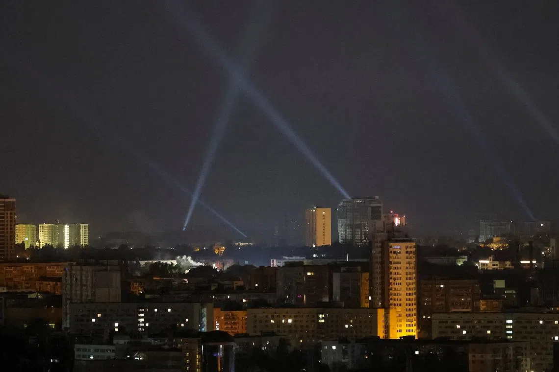 Ukrainian service personnel use searchlights as they search for drones in the sky over the city during a Russian drone strike, amid Russia's attack on Ukraine, in Kyiv, Ukraine August 29, 2024. REUTERS/Gleb Garanich