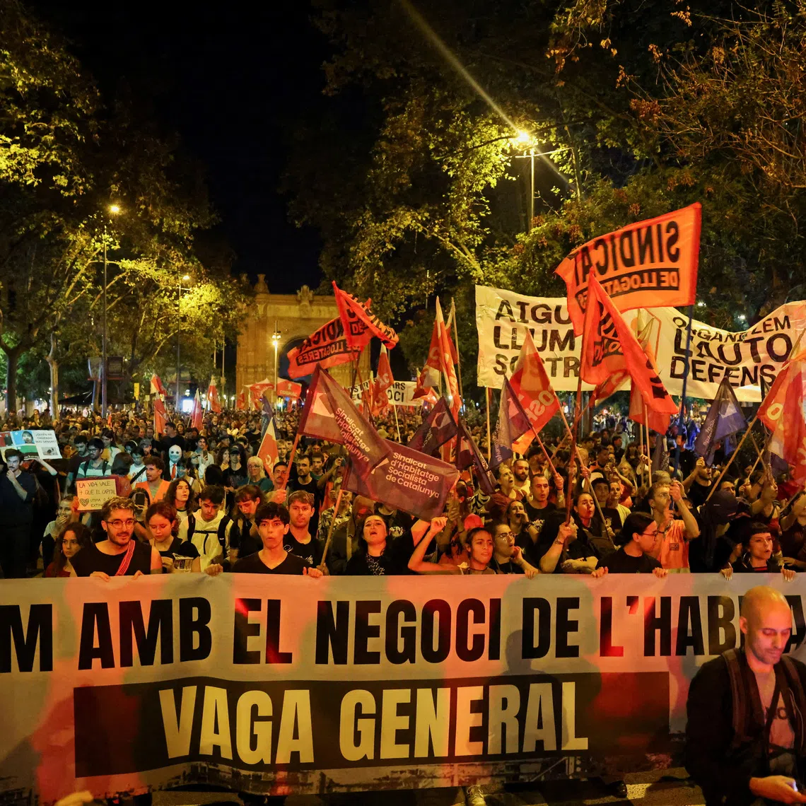 FILE PHOTO: People hold a banner reading \"End profiteering from housing\" and \"General strike\" during a protest demanding political action to alleviate Spain's housing crisis in Barcelona, Spain, October 5, 2026. REUTERS/Nacho Doce/File Photo