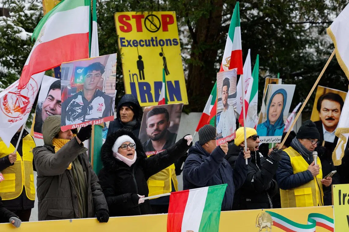 Supporters of the Iranian opposition group, the National Council of Resistance of Iran, protest to demand an immediate stop to the violence against protesters in Iran and an end to detentions and repression, in Berlin, Germany, January 3, 2026.  REUTERS/Axel Schmidt