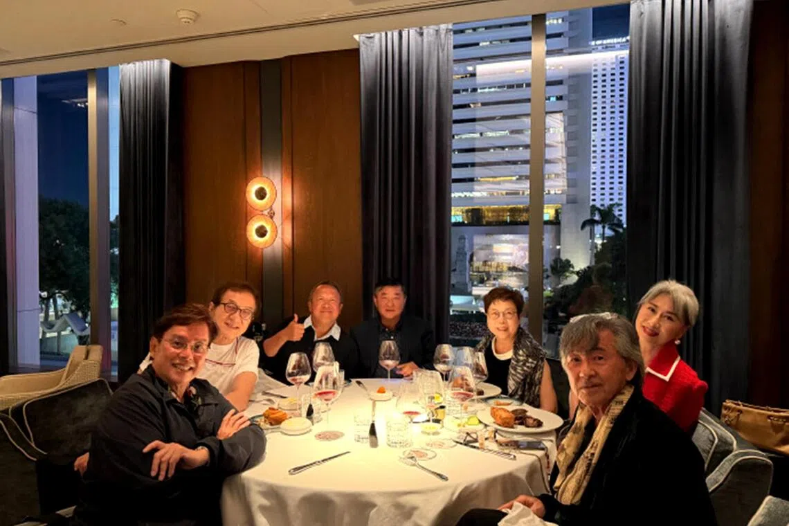 (From far left) Alan Tam posing with Jackie Chan and Eric Tsang. George Lam and Sally Yeh are seated on the right side of the table.