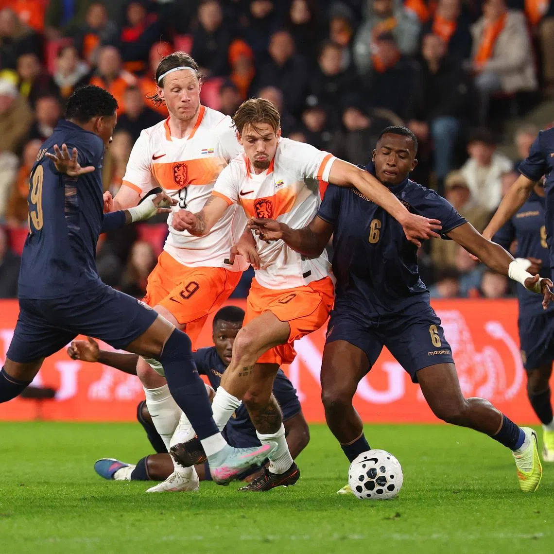 Soccer Football - International Friendly - Netherlands v Ecuador - Philips Stadion, Eindhoven, Netherlands - March 31, 2026  Netherlands' Wout Weghorst and Luciano Valente in action with Ecuador's Willian Pacho and Gonzalo Plata REUTERS/Piroschka Van De Wouw