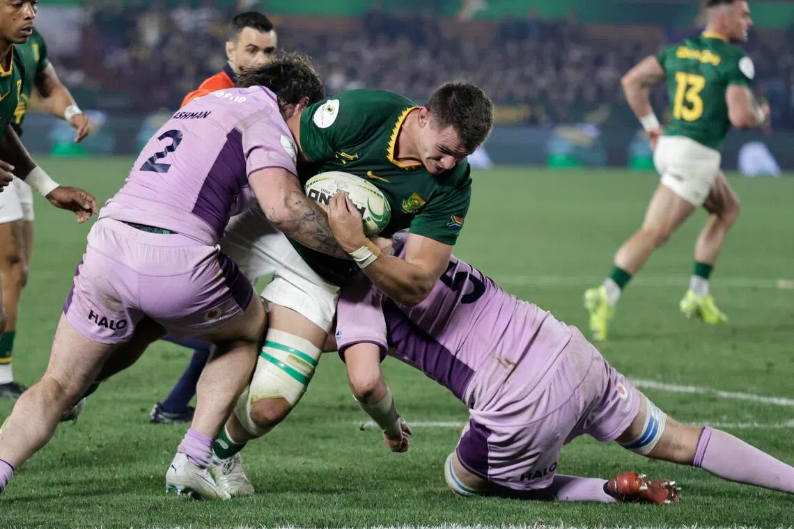 epa13105306 South Africa's  Elrigh Louw scores a try during the 2026 Rugby Championship test match between South Africa and Scotland played at Loftus Stadium, Pretoria, South Africa, 11 July 2026.  EPA/KIM LUDBROOK