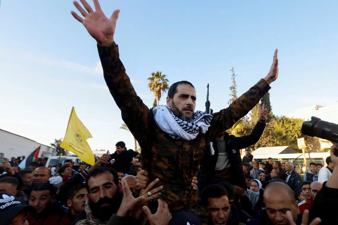 A freed Palestinian prisoner is carried by people after he was released by Israel as part of a hostages-prisoners swap and a ceasefire deal in Gaza between Hamas and Israel, in Khan Younis in the southern Gaza Strip, January 25, 2025. REUTERS/Mohammed Salem