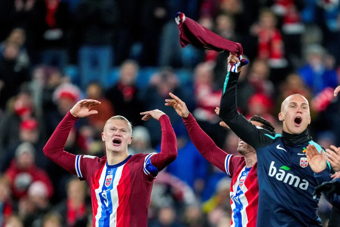Soccer Football - World Cup - UEFA Qualifiers - Group I - Norway v Estonia - Ullevaal Stadion, Oslo, Norway - November 13, 2025 Norway's Erling Haaland and Leo Skiri Ostigard celebrate after the match  Fredrik Varfjell/NTB via REUTERS    ATTENTION EDITORS - THIS IMAGE WAS PROVIDED BY A THIRD PARTY. NORWAY OUT. NO COMMERCIAL OR EDITORIAL SALES IN NORWAY.