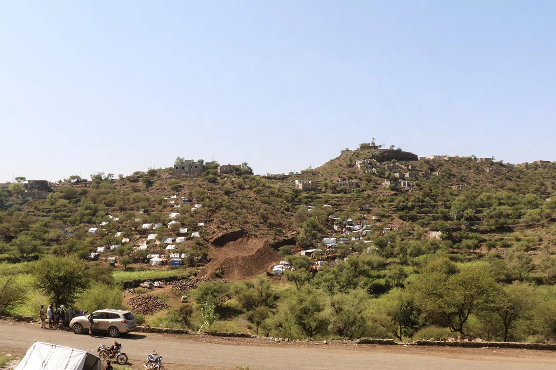 Yemen says government forces repel Houthi push on key Taiz-Aden route