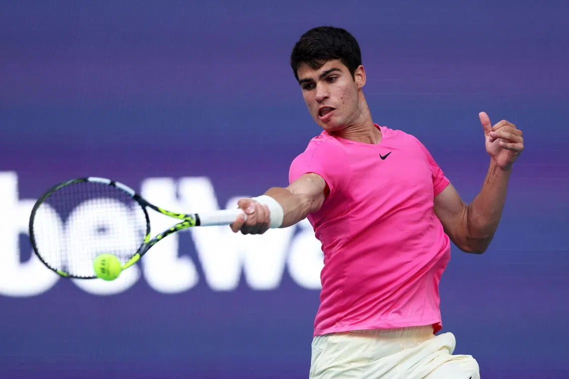 MIAMI GARDENS, FLORIDA - MARCH 24: Carlos Alcaraz of Spain plays a forehand against Facundo Bagnis of Argentina in their second round match at Hard Rock Stadium on March 24, 2023 in Miami Gardens, Florida.   Clive Brunskill/Getty Images/AFP (Photo by CLIVE BRUNSKILL / GETTY IMAGES NORTH AMERICA / Getty Images via AFP)