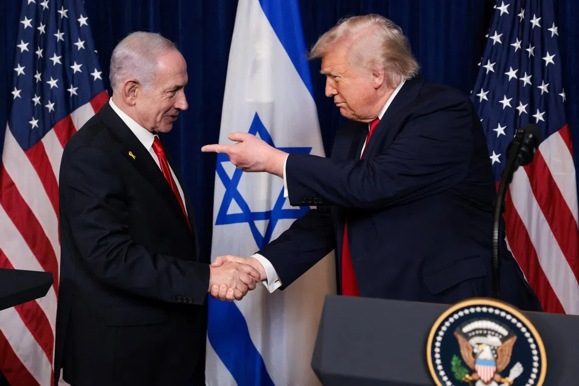 U.S. President Donald Trump points his finger towards Israeli Prime Minister Benjamin Netanyahu as they shake hands during a press conference after meeting at Trump’s Mar-a-Lago club in Palm Beach, Florida, U.S., December 29, 2025. REUTERS/Jonathan Ernst/File Photo
