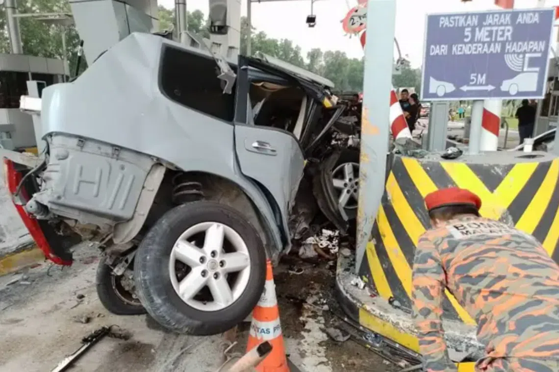 Besides the lorry, three other vehicles were involved in the accident: a four-wheel drive, a car and a sport utility vehicle.