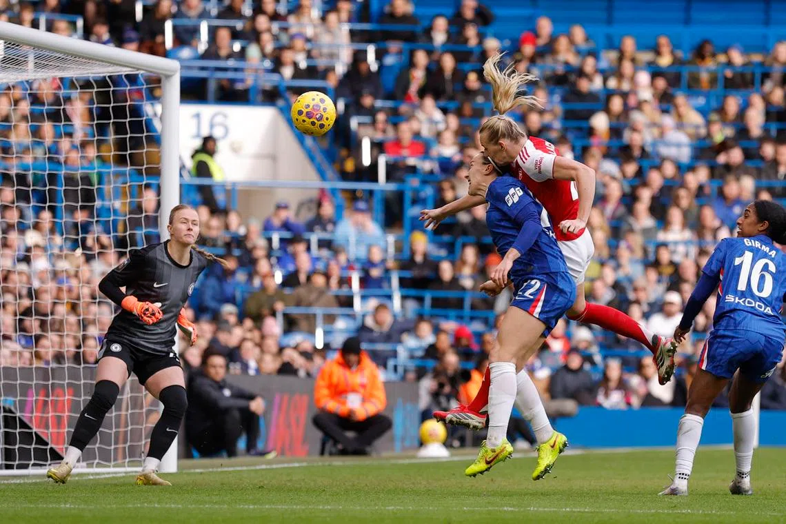 Soccer Football - Women's Super League - Chelsea v Arsenal - Stamford Bridge, London, Britain - January 24, 2026 Arsenal's Stina Blackstenius heads at goal as Chelsea's Lucy Bronze reacts Action Images via Reuters/Andrew Couldridge