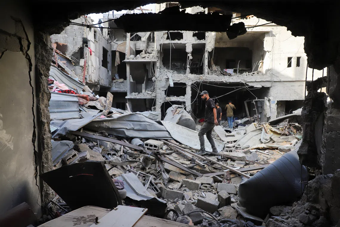 Palestinians inspect the site of an Israeli strike on Saturday, on a house in the Tuffah neighborhood in Gaza City October 5, 2025. REUTERS/Ebrahim Hajjaj