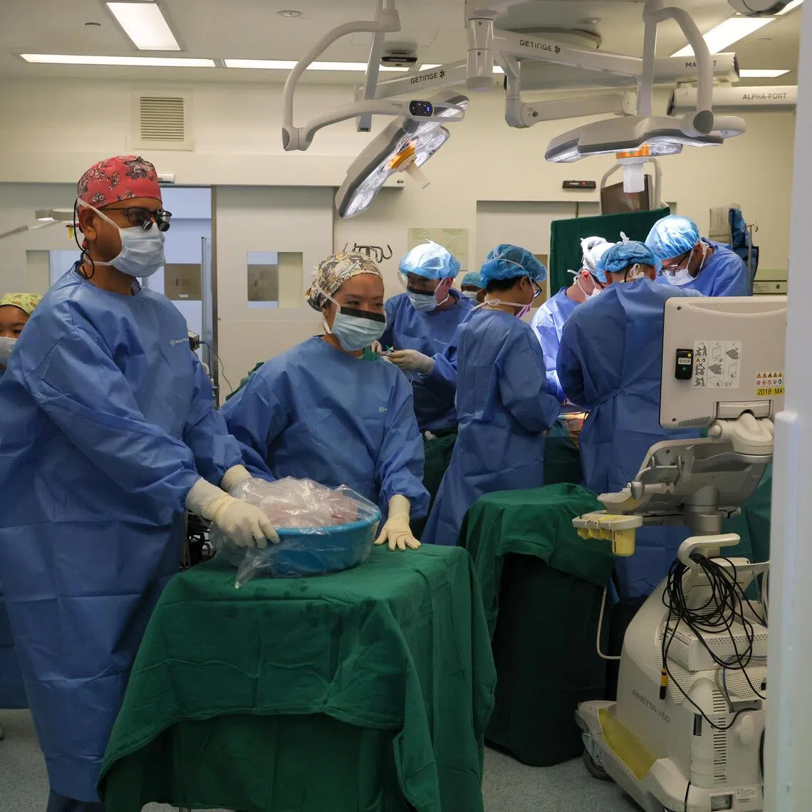 Transplant team transporting a portion of the donor's liver to the recipient.
