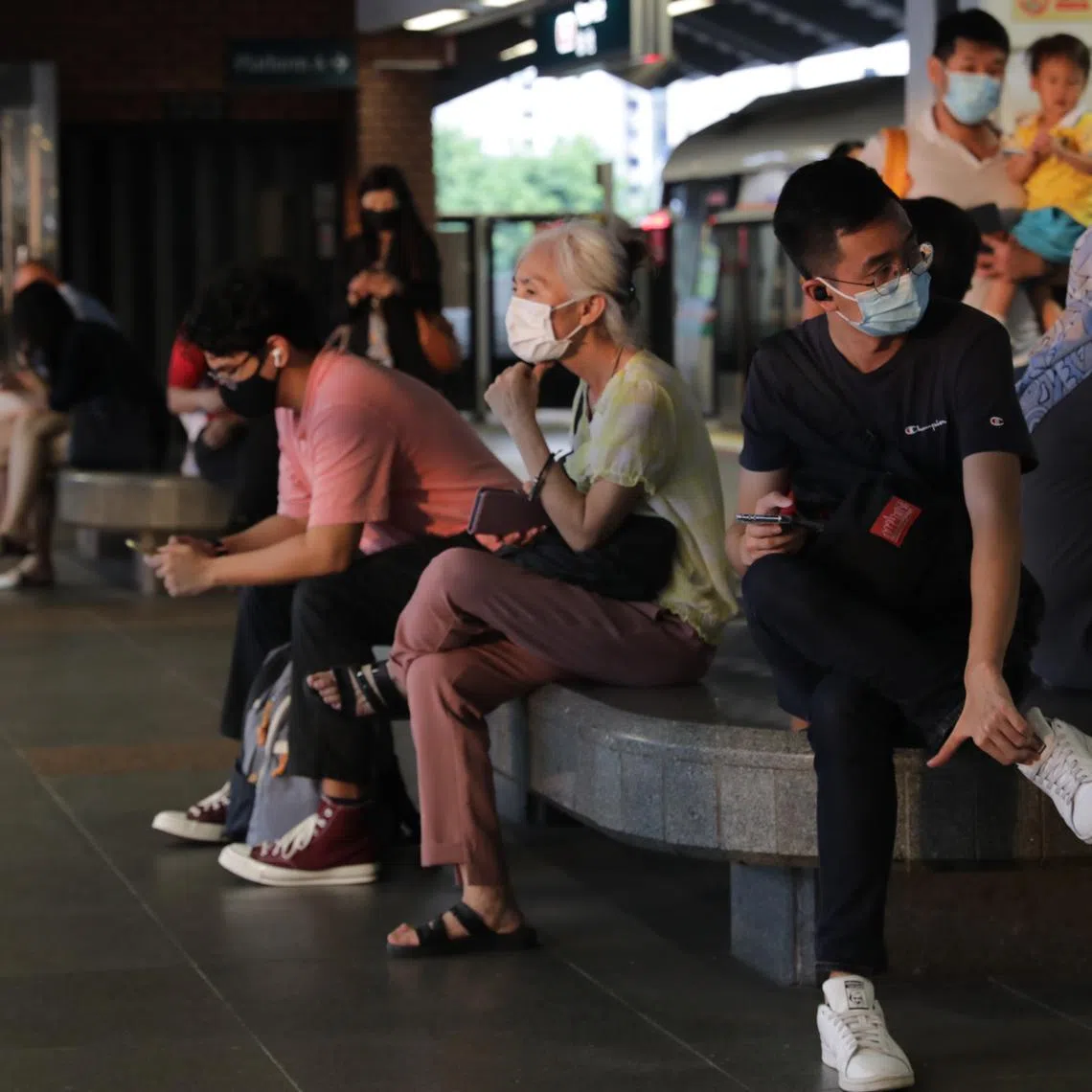 ST20230112_202320864817/pixgeneric/Ryan Chiong Commuters await the train at the Yew Tee MRT Station as the evening light falls upon them. Can be used for articles about MRT, Yew Tee, elderly, ageing population, evening, public transport.