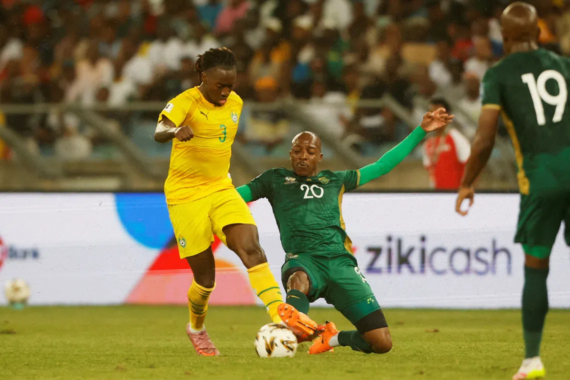 FILE PHOTO: Soccer Football - FIFA World Cup - CAF Qualifiers - Group C - Zimbabwe v South Africa - Moses Mabhida Stadium, Durban, South Africa - October 10, 2025  Zimbabwe's Jordan Zemura in action with South Africa's Khuliso Mudau REUTERS/Rogan Ward/File Photo