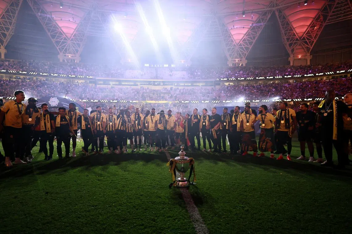 FILE PHOTO: Soccer Football - Saudi Pro League - Al Ittihad v Damac - King Abdullah Sports City, Jeddah, Saudi Arabia - May 26, 2025 Al Ittihad players celebrate with the trophy after winning the Saudi Pro League REUTERS/Stringer/File Photo