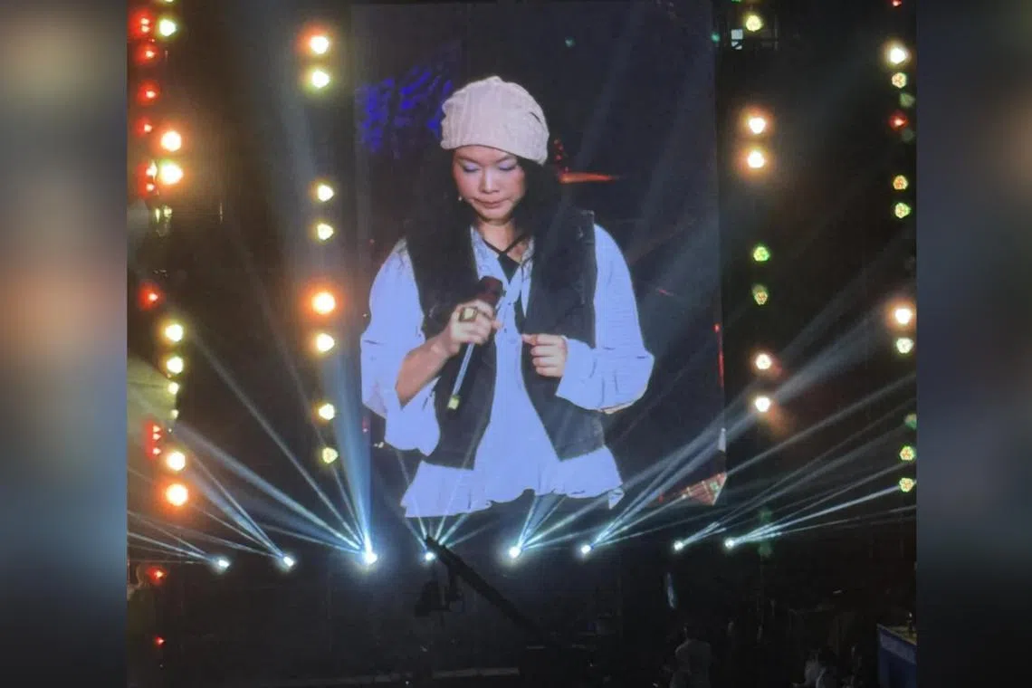 Singapore singer Mavis Hee allegedly spent only half an hour singing five songs, with her manager engaging with the audience for about one hour. 