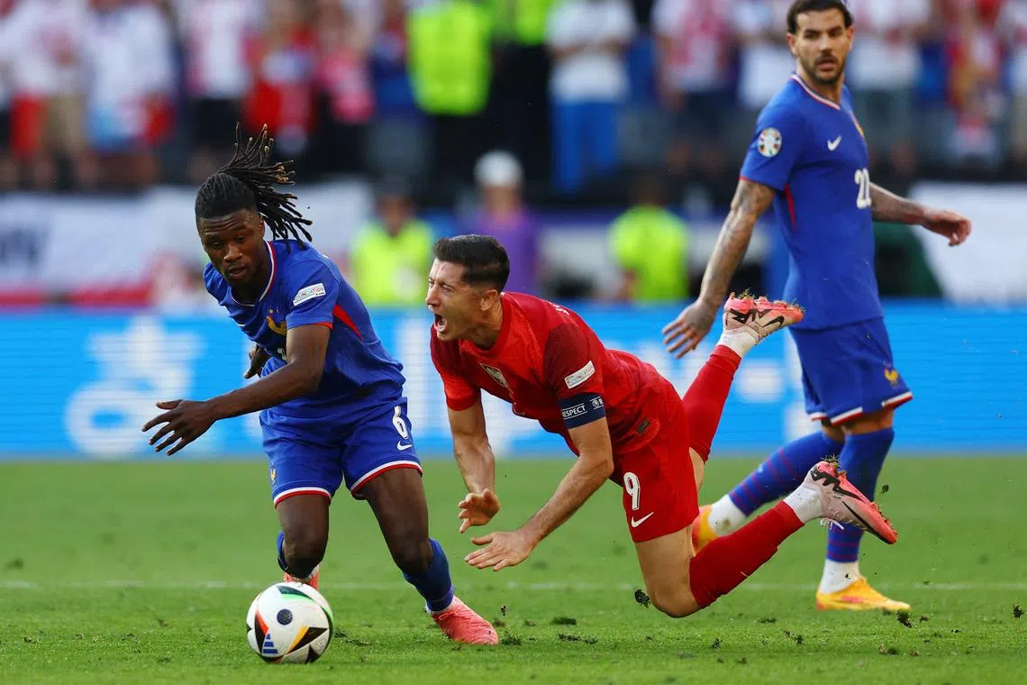 Soccer Football - Euro 2024 - Group D - France v Poland - Dortmund BVB Stadion, Dortmund, Germany - June 25, 2024 France's Eduardo Camavinga in action with Poland's Robert Lewandowski REUTERS/Kacper Pempel/File Photo