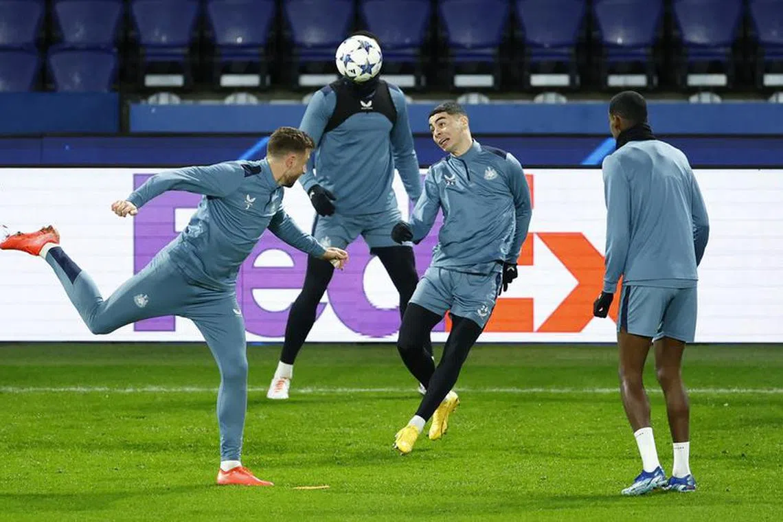 Soccer Football - Champions League - Newcastle United Training - Parc des Princes, Paris, France - November 27, 2023 Newcastle United's Miguel Almiron with teammates during training REUTERS/Sarah Meyssonnier