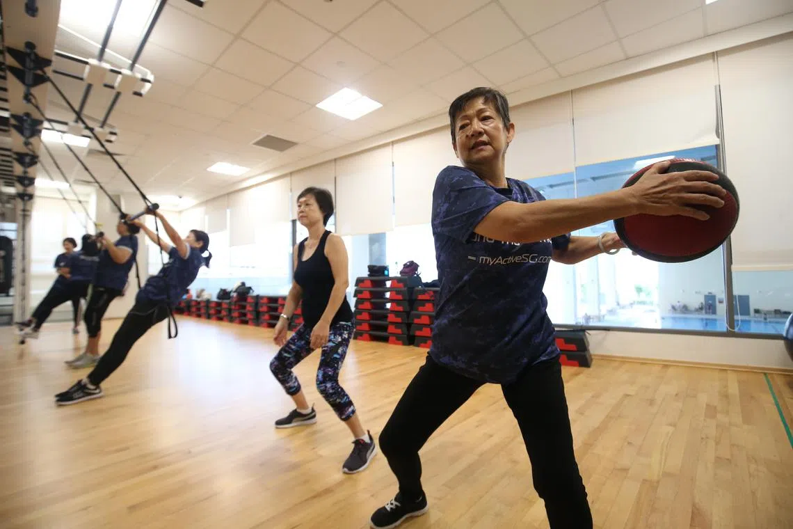 年长者张莉莉（右一，退休人士）常与朋友到勿洛“心动大厦”的ActiveSG健身房运动，她对往后能免费使用设施表示欢迎。从2020年4月1日起，凡是满65岁的国人都可免费使用新加坡体育理事会旗下的ActiveSG健身房和游泳池。