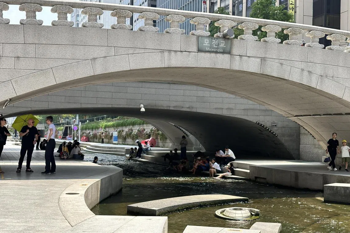 wtheat - Seoul residents hiding from the heat under a bridge along the Cheonggyecheon stream on Aug 3
 
Photo credit: Wendy Teo