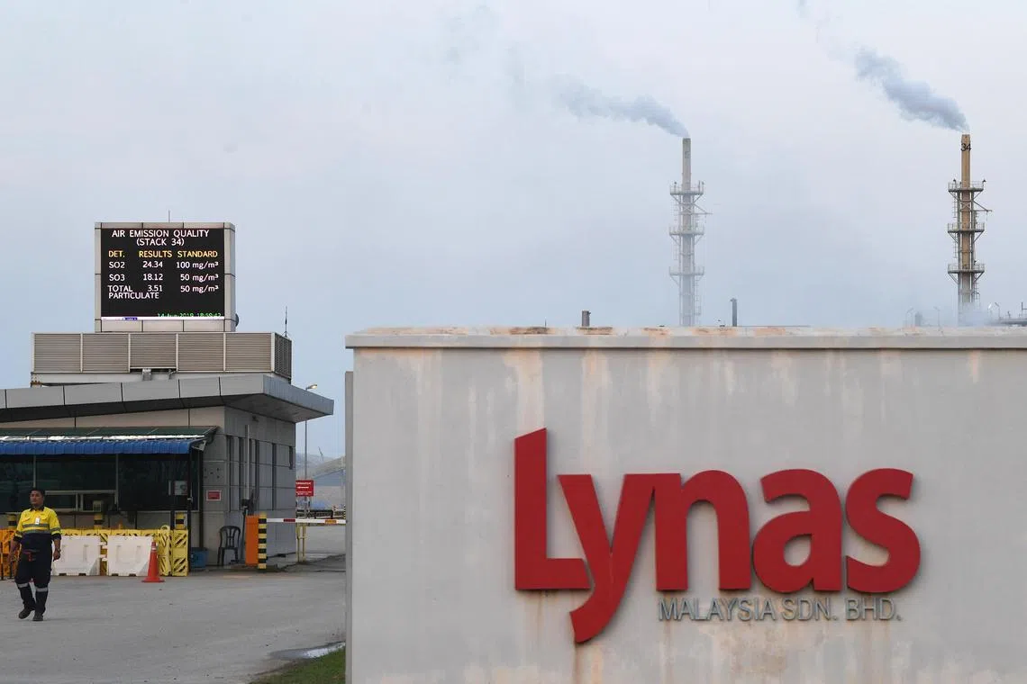 Lynas processing plant in Gebeng, Kuantan, Aug 15, 2019.

//

KUANTAN, 15 Ogos -- Lesen operasi Lynas Malaysia Sdn Bhd diperbaharui selama enam bulan, menurut Lembaga Perlesenan Tenaga Atom (LPTA) hari ini. Pembaharuan lesen Lynas, yang beroperasi di Gebeng Kuantan itu, kali ini disertakan dengan beberapa syarat utama antaranya pemindahan proses ëCracking and Leachingí ke luar negara dan pembinaan Kemudahan Pelupusan Kekal (PDF). LPTA menjelaskan syarat-syarat itu diputuskan setelah kerajaan persekutuan Australia dan kerajaan negeri Western Australia memaklumkan kepada Malaysia bahawa pihaknya tidak akan menerima penghantaran balik residu radioaktif WLP Lynas. --fotoBERNAMA (2019) HAK CIPTA TERPELIHARA