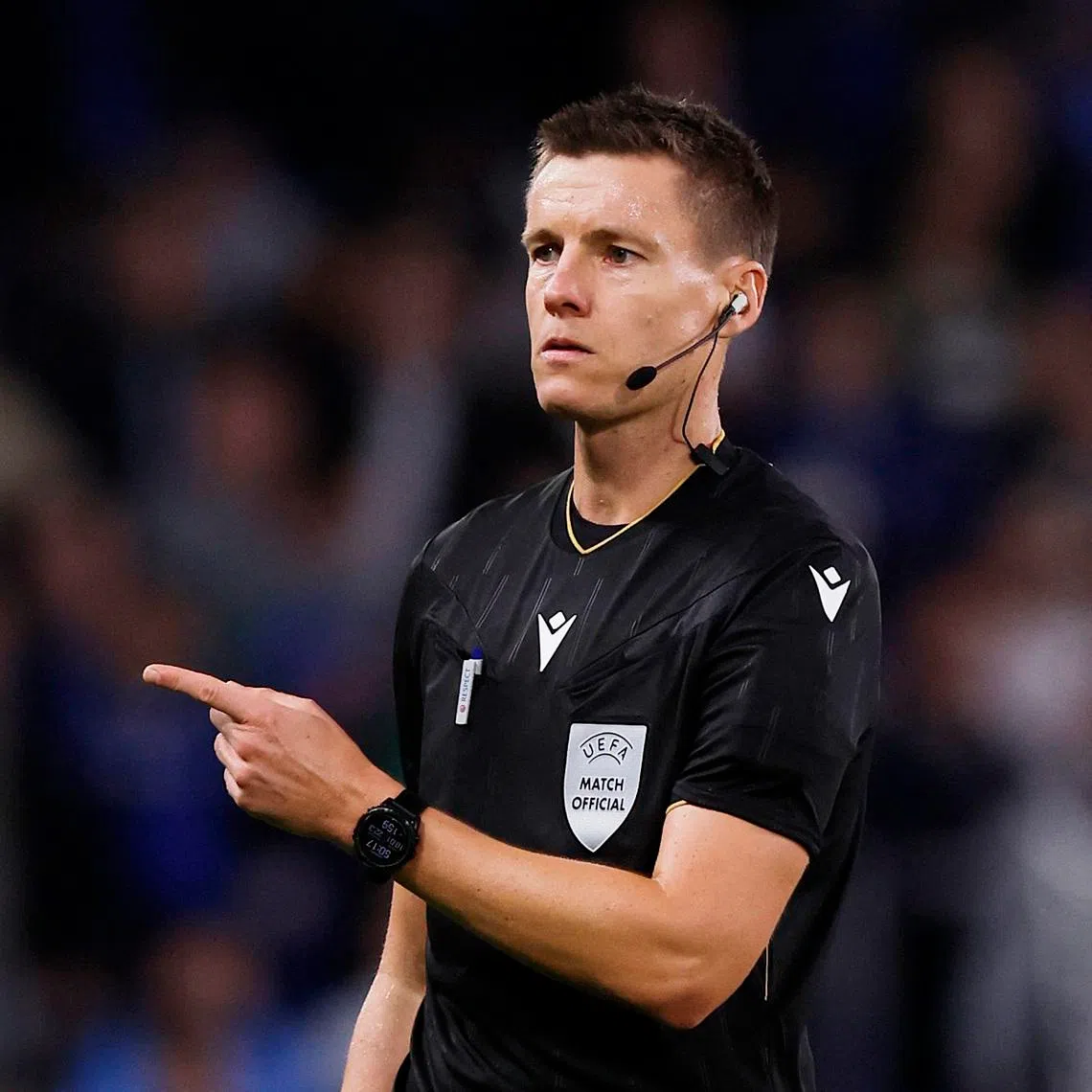 Soccer Football - UEFA Champions League - Chelsea v Benfica - Stamford Bridge, London, Britain - September 30, 2025 Referee Daniel Siebert gestures before showing a red card to Chelsea's Joao Pedro Action Images via Reuters/Andrew Couldridge