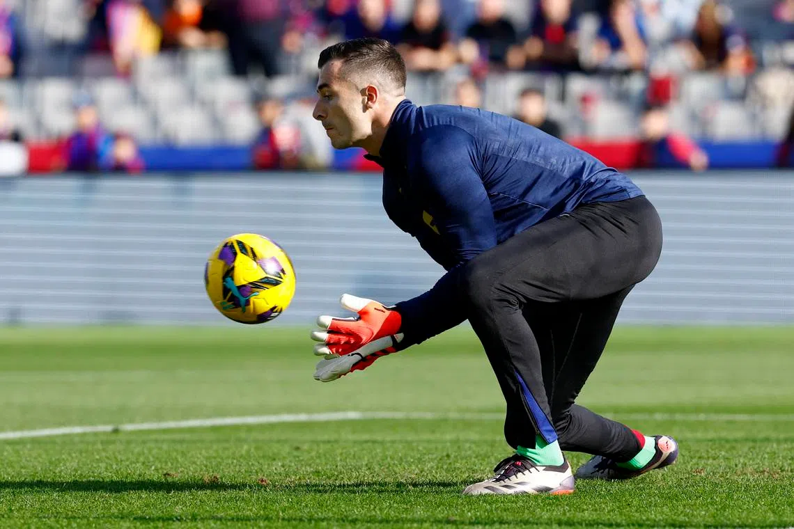 Soccer Football - LaLiga - FC Barcelona v Las Palmas - Estadi Olimpic Lluis Companys, Barcelona, Spain - November 30, 2024 FC Barcelona's Inaki Pena during the warm up before the match REUTERS/Albert Gea